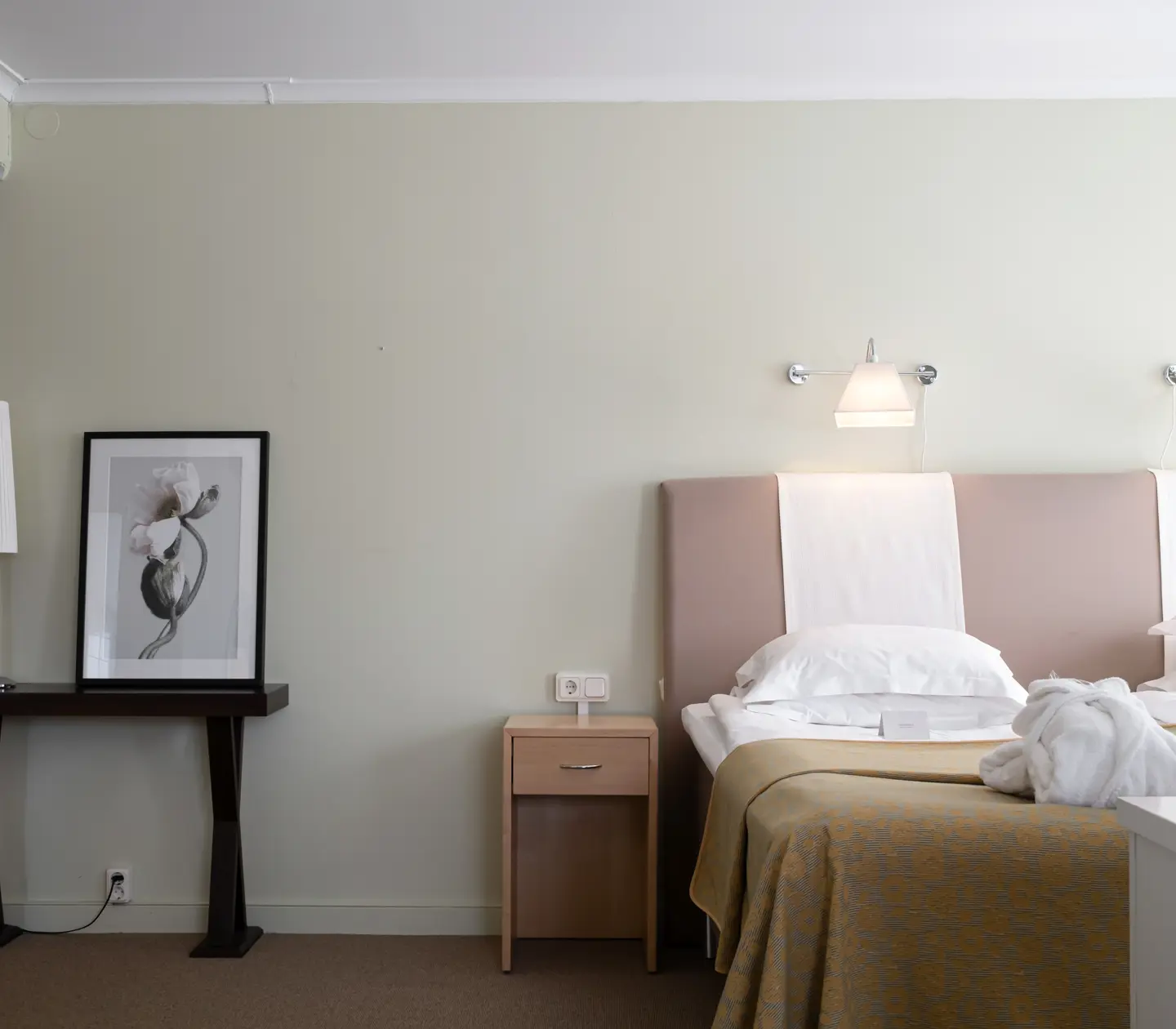 Suite with bed, bedside lamps and picture