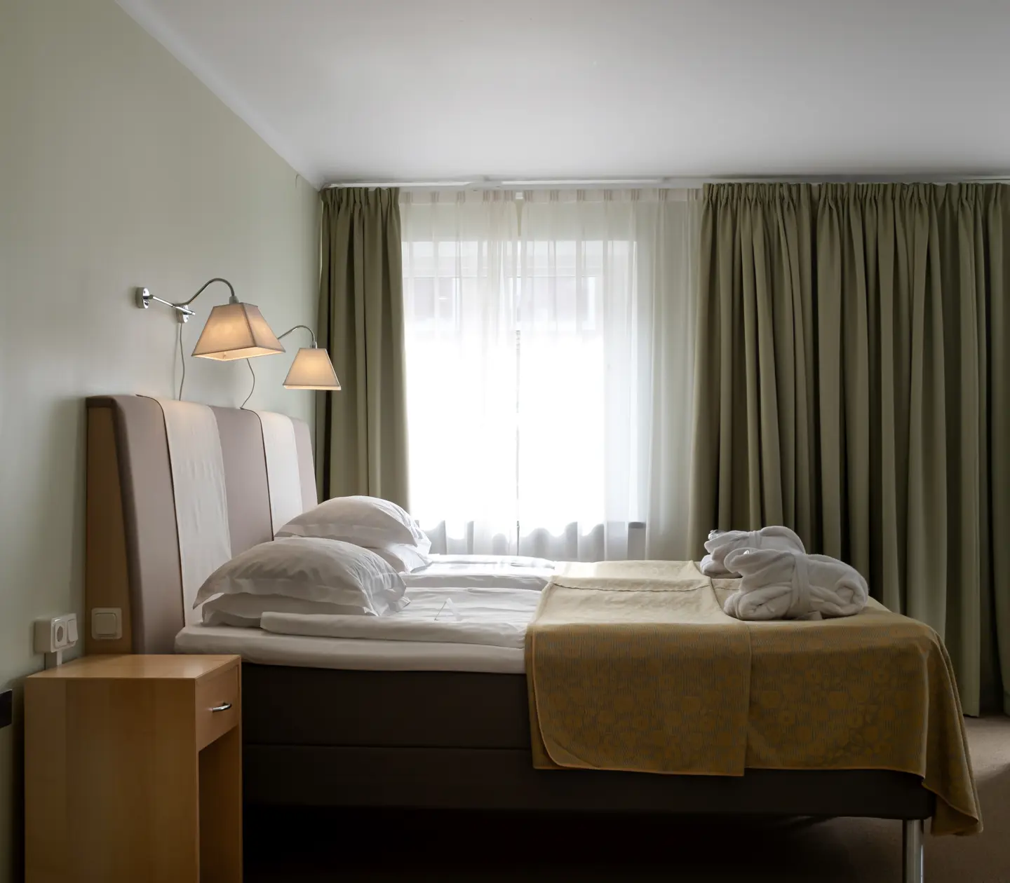 Suite with bed, TV and large windows