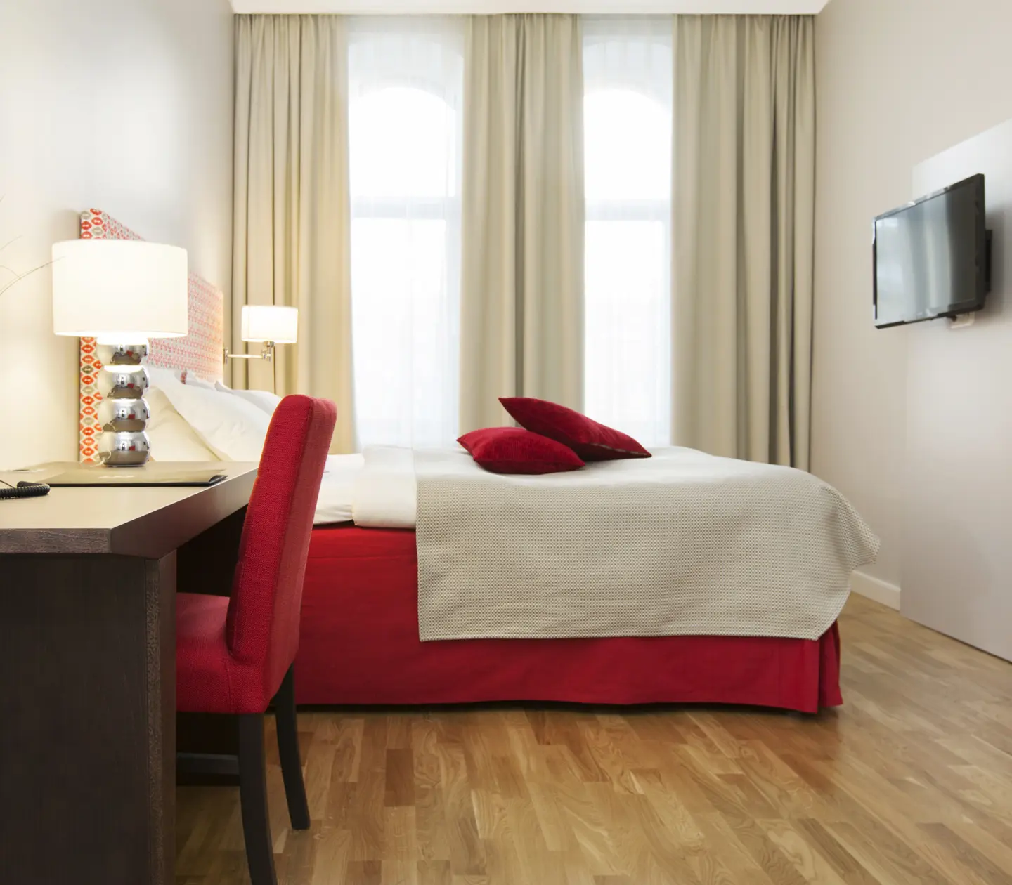 Hotel room with double bed, desk and TV