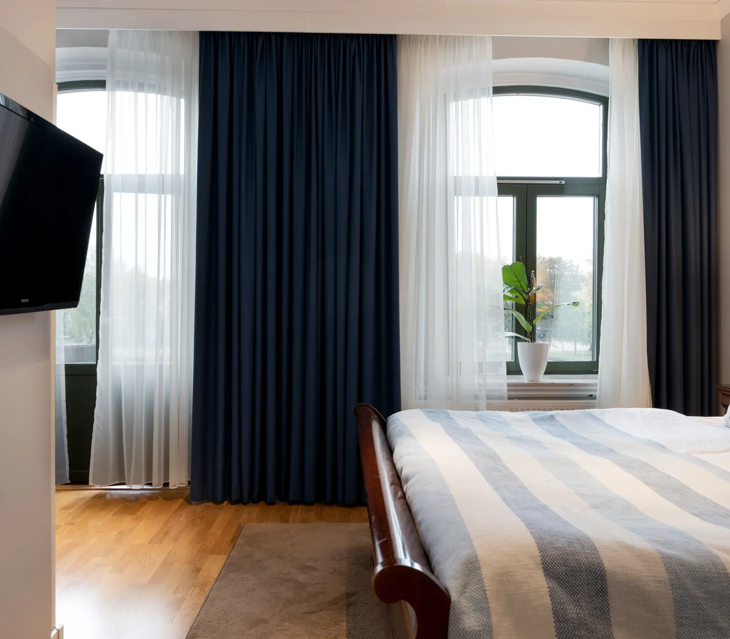 Bright suite with blue textiles, double bed and large windows
