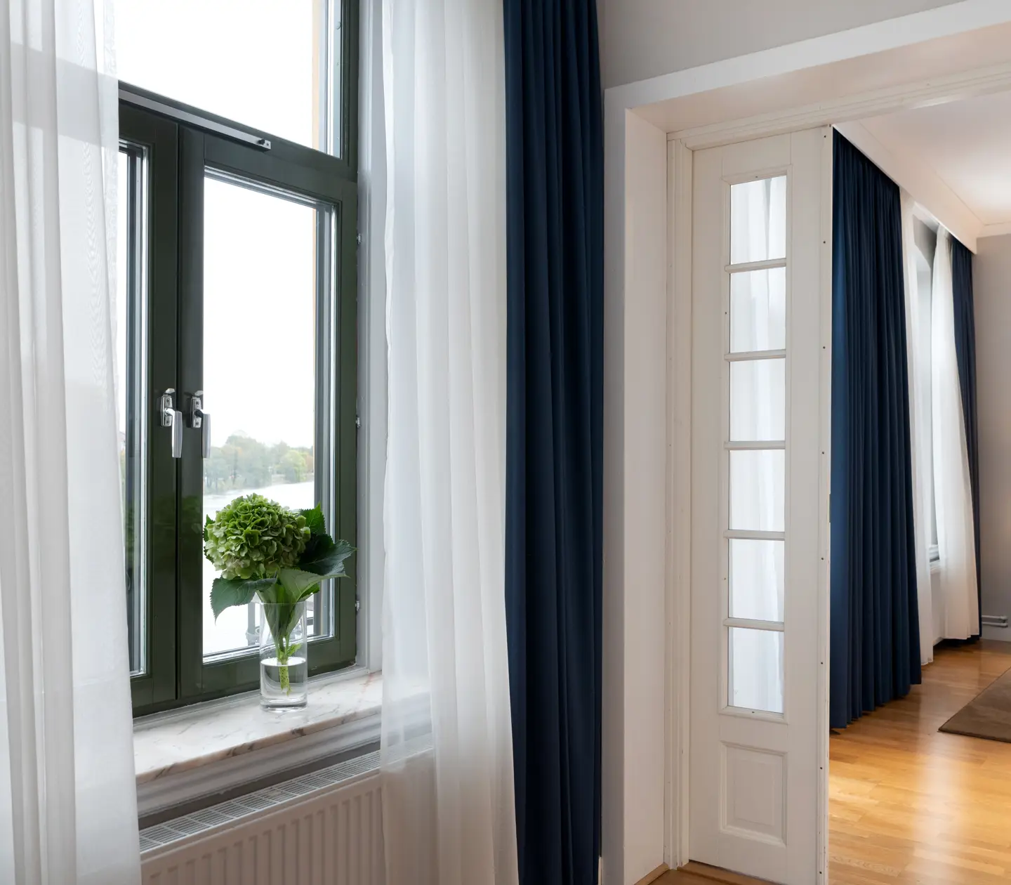 Cozy suite with double bed, glass door and large windows