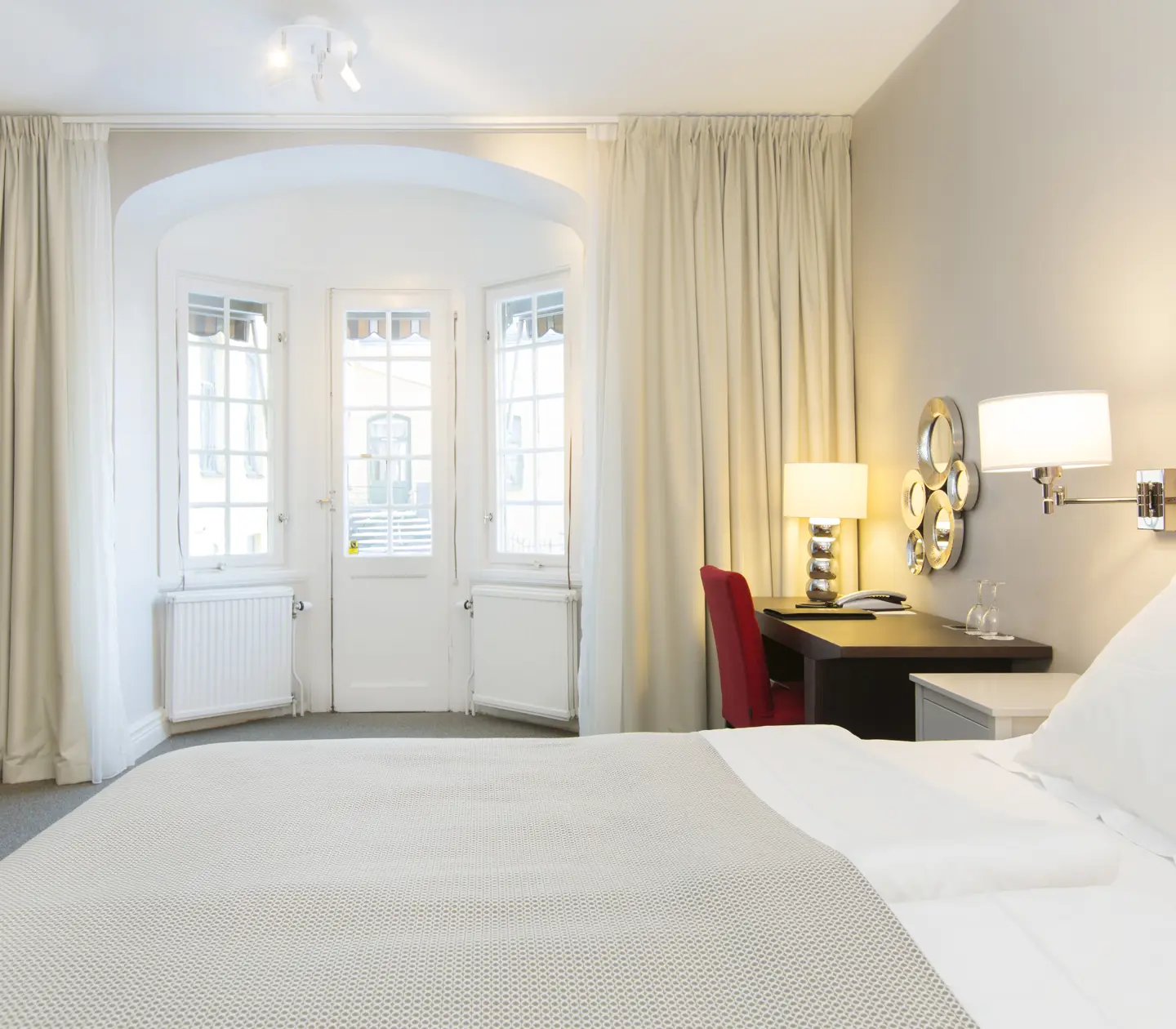Bright suite with bed, bay window and desk