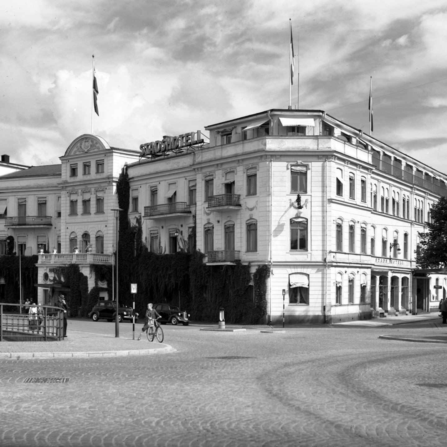 Svartvit foto av Elite Stadshotellet i Karlstads fasad