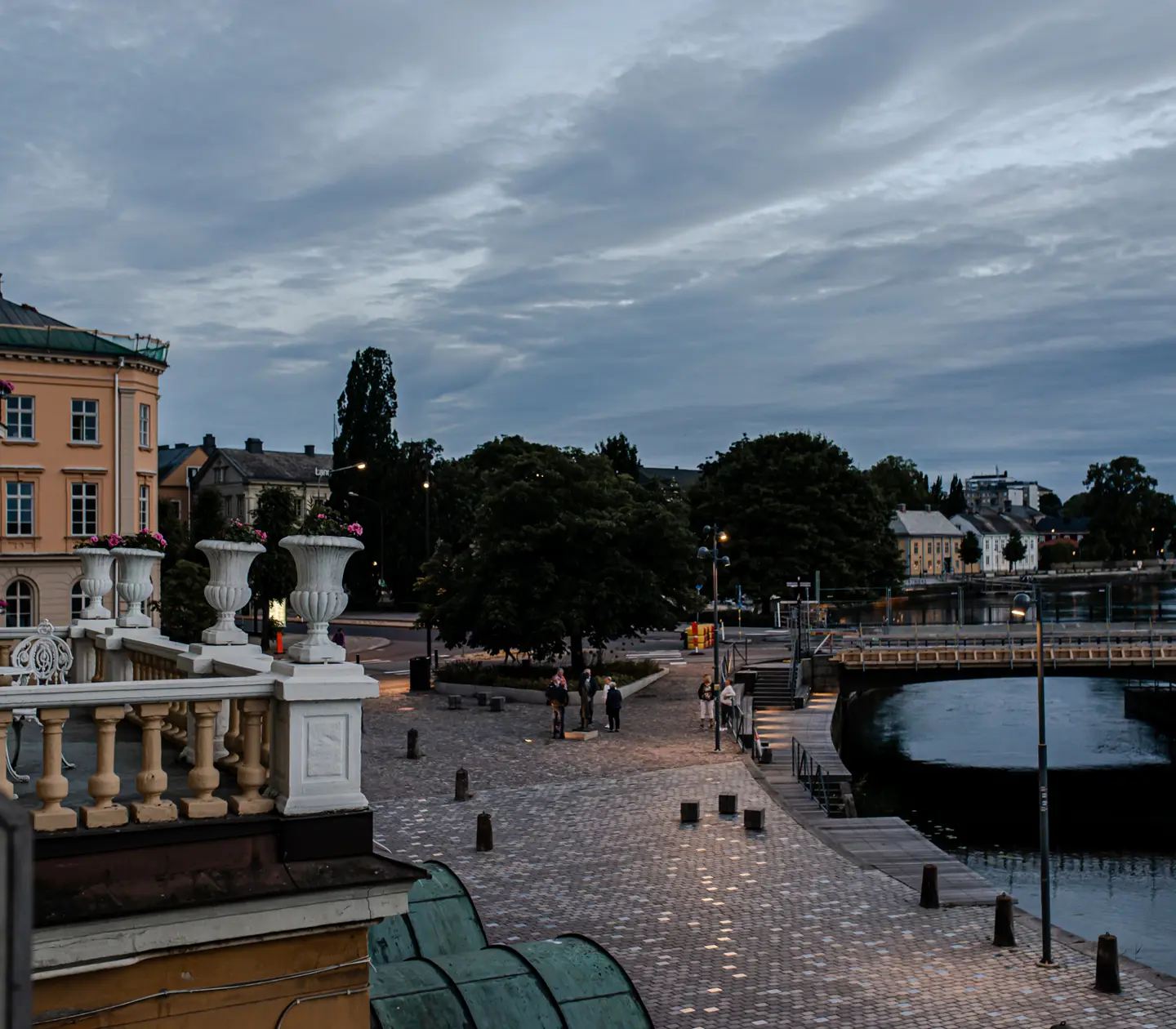 Utsikt från balkong över ett Karlstad i skymning