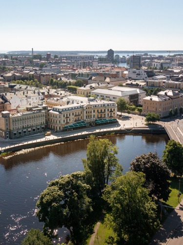 Vy över en flod och byggnader i Karlstad