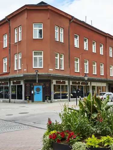 The facade of the Hotel Bishops Arms in Köping