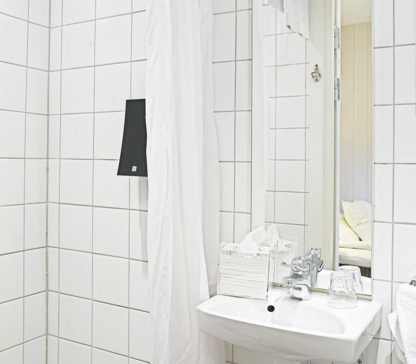 Bright bathroom with shower curtain, sink and mirror