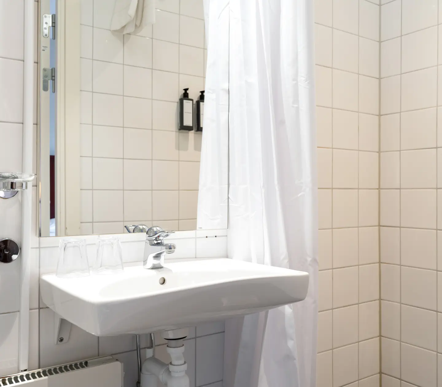 Bright bathroom with shower curtain, sink and mirror