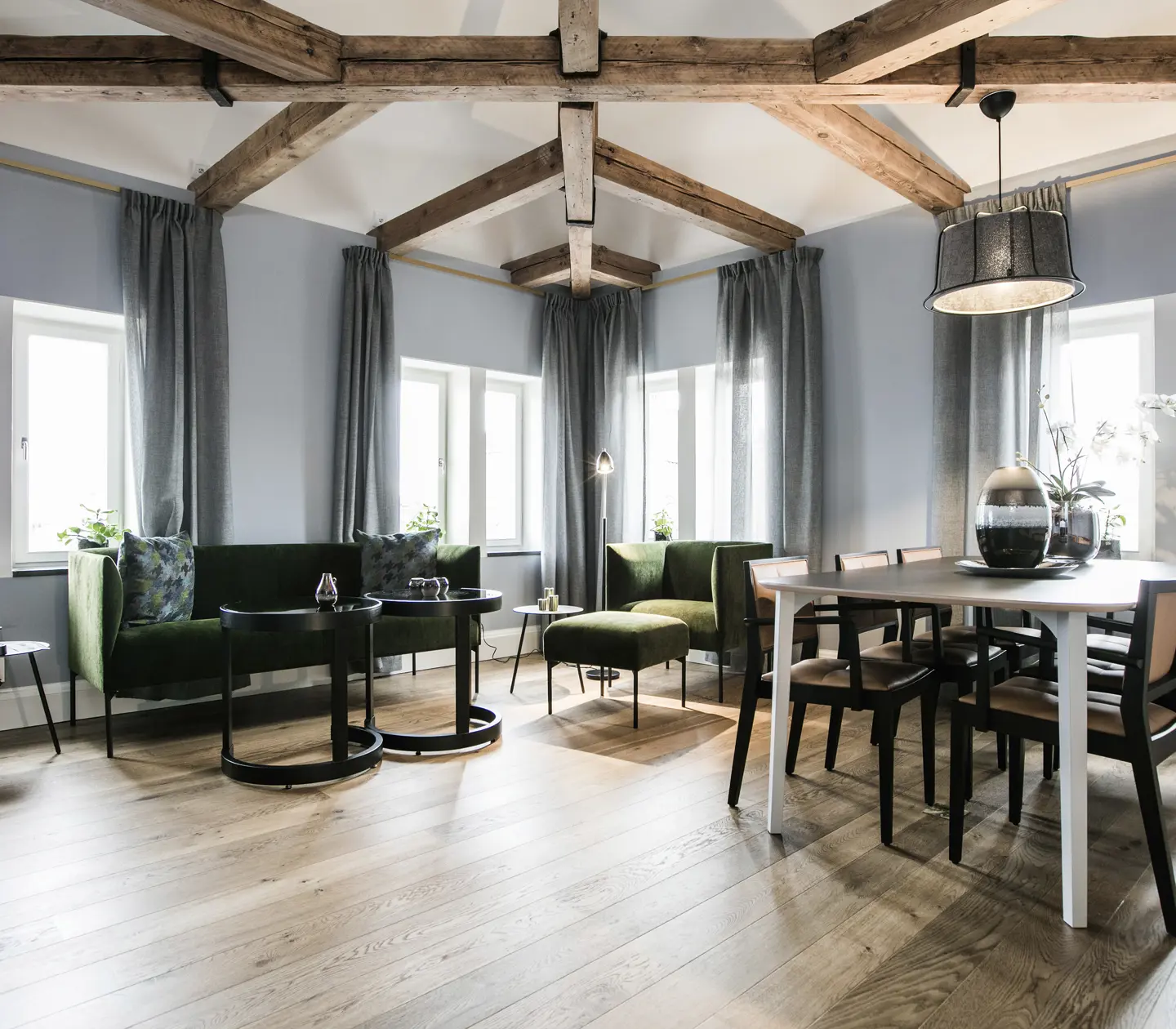 Suite with dining table, seating area and wooden beams in the ceiling