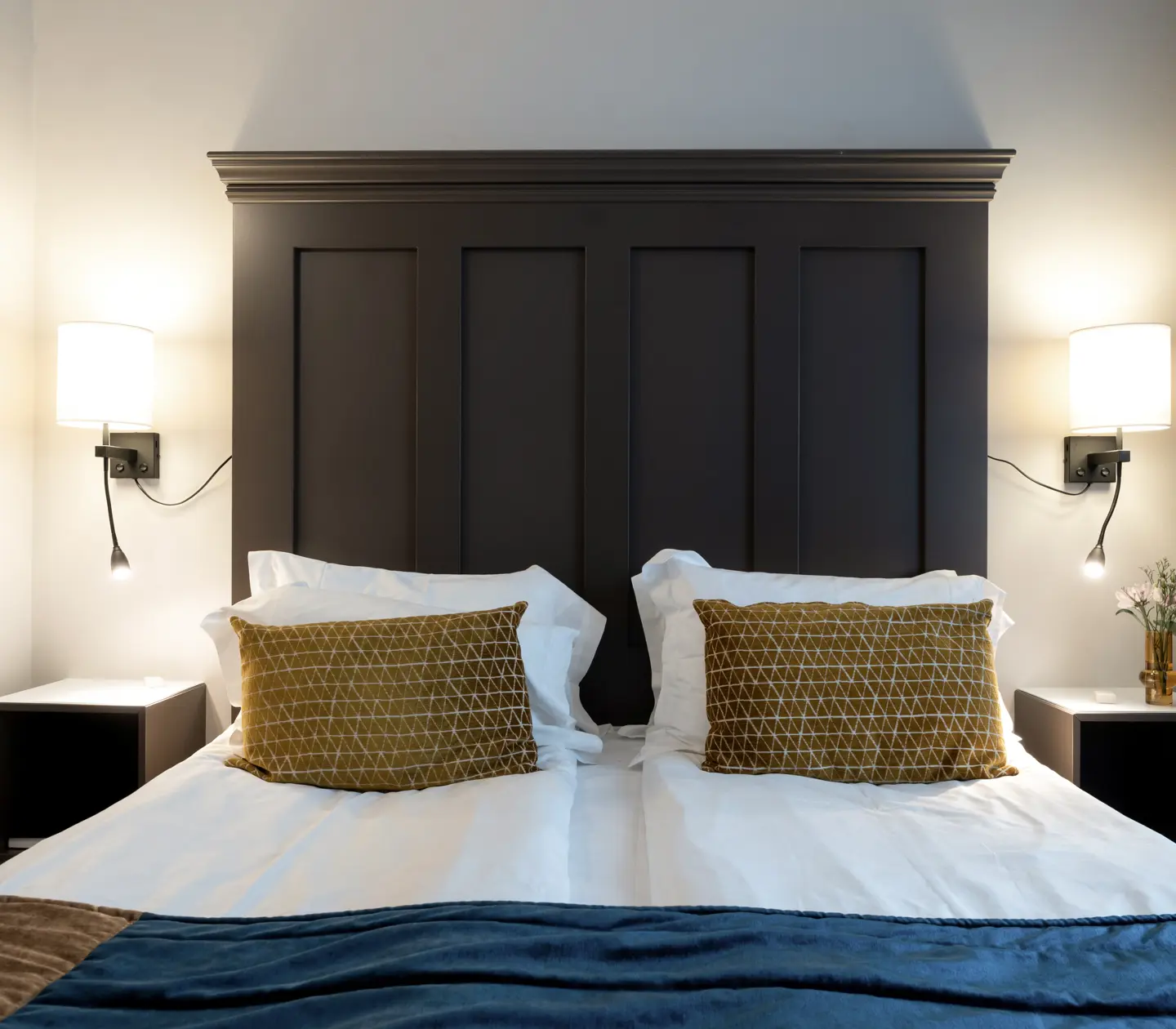 Hotel room with double bed, blackboard and bedside lamps