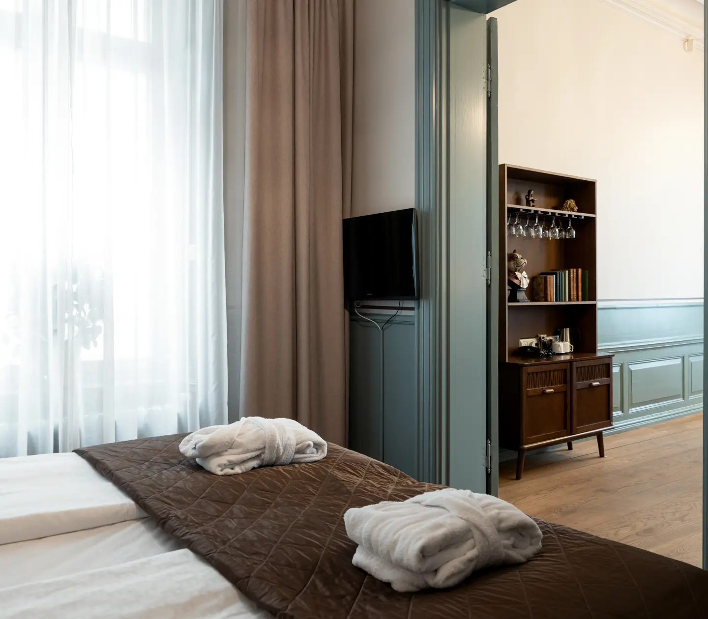 Bright suite with double bed, bathrobes and window