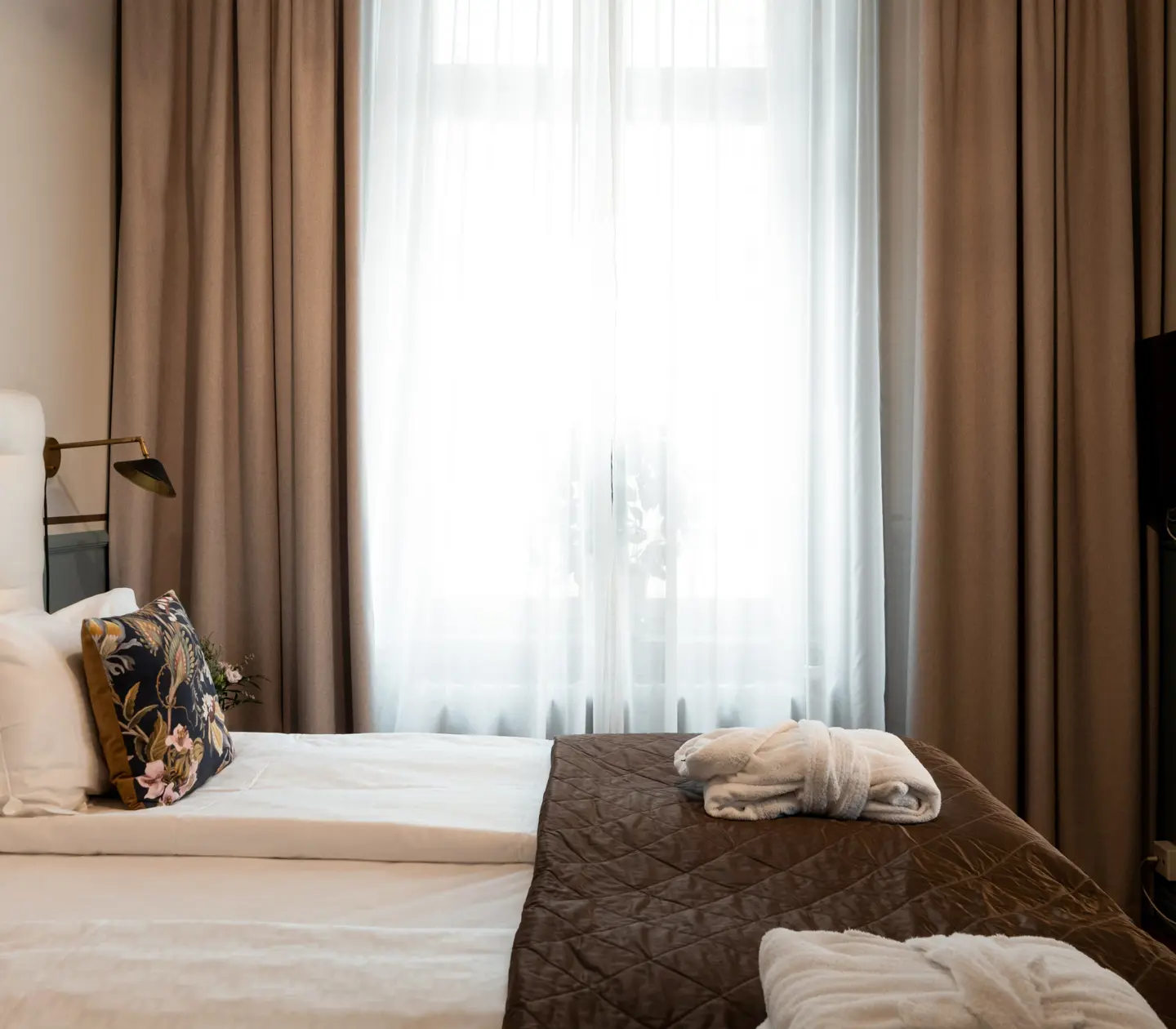 Bright suite with double bed, window and TV