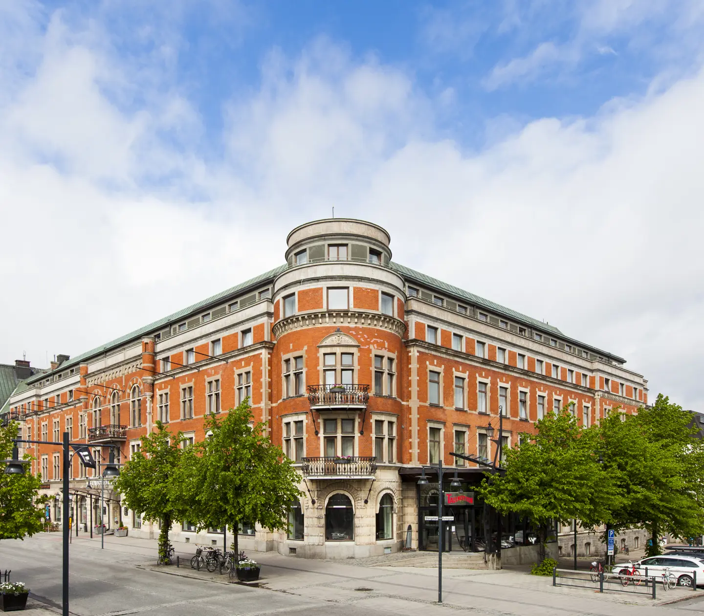 Pampiga and the orange facade of the Elite Stadshotellet in Luleå
