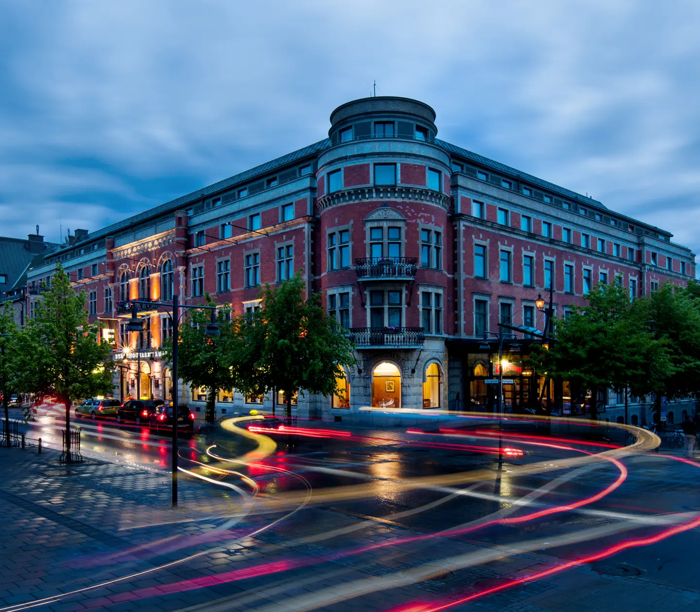Elite Stadshotellet at dusk and traffic lights outside