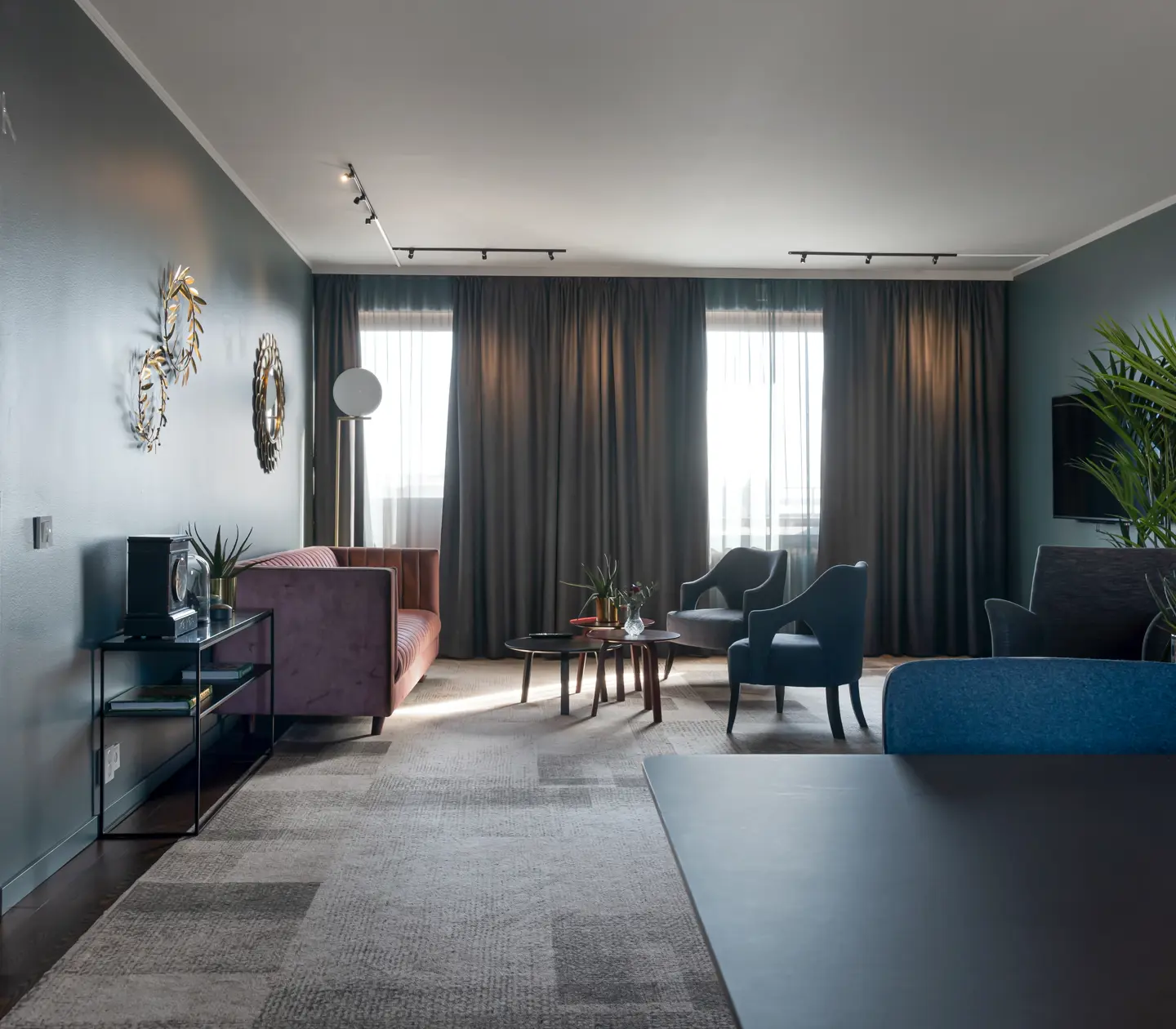 Blue suite with sofa group, dining table and window