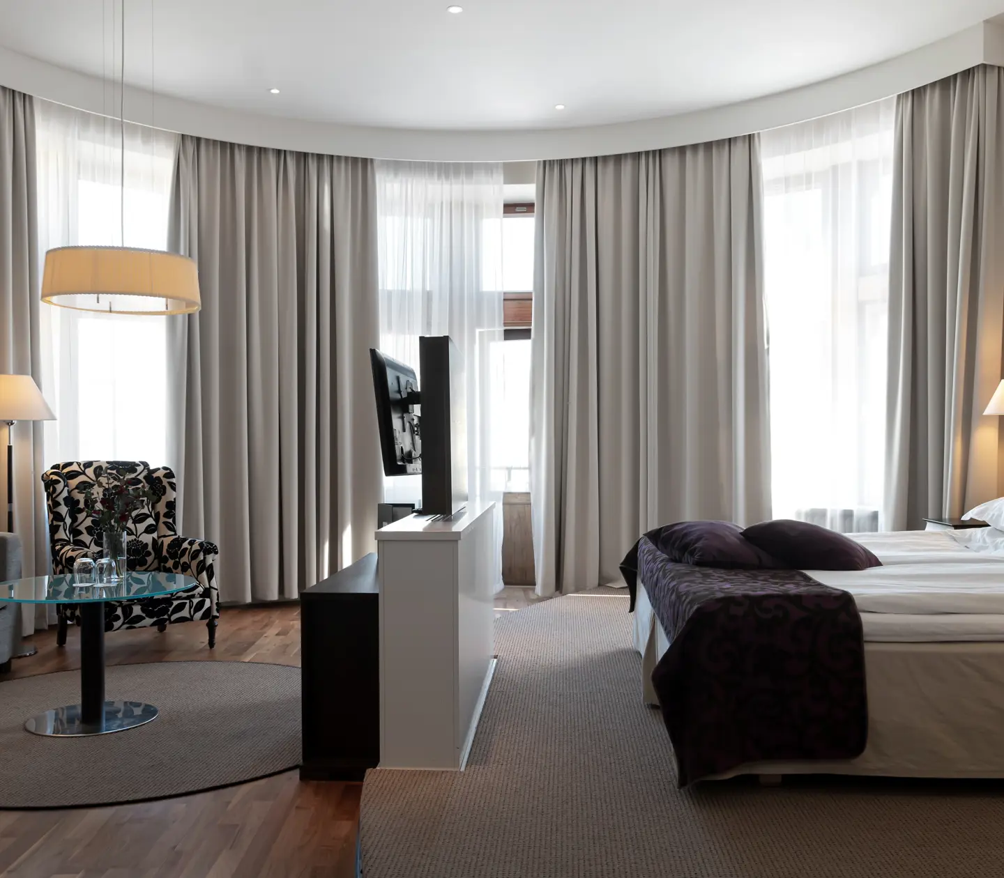 Bright suite with double bed, sofa group and large windows