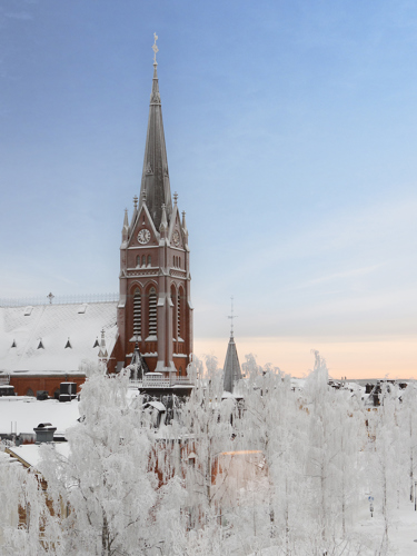 Ett vintrigt Luleå med klarblå himmel och domkyrkan