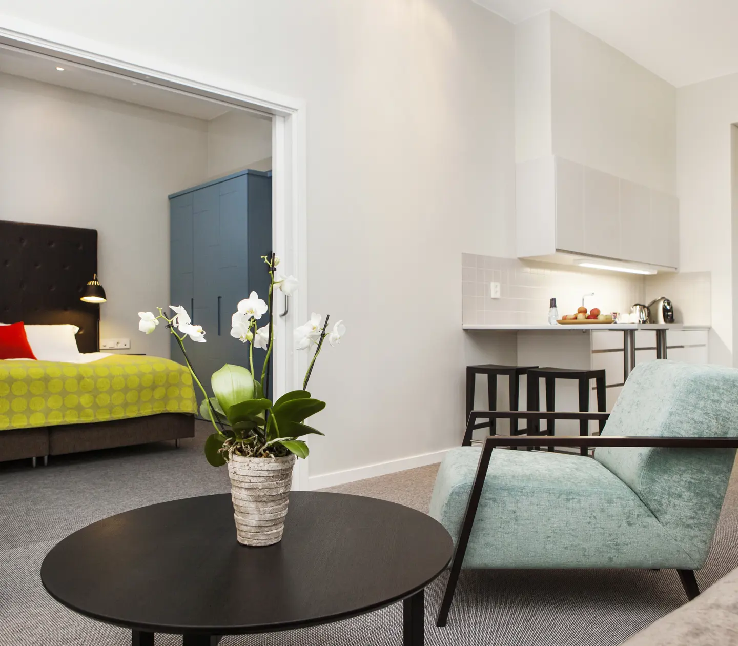 Bright suite with double bed, sofa group and kitchen bench