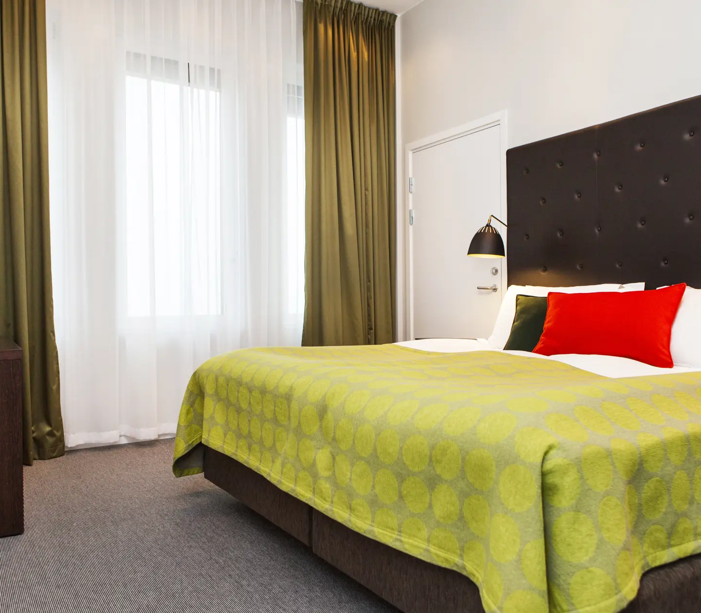 Bright suite with TV, window and double bed