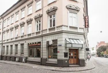 Lägenhetshus i en stad med Hotel Bishops Arms på hörnet