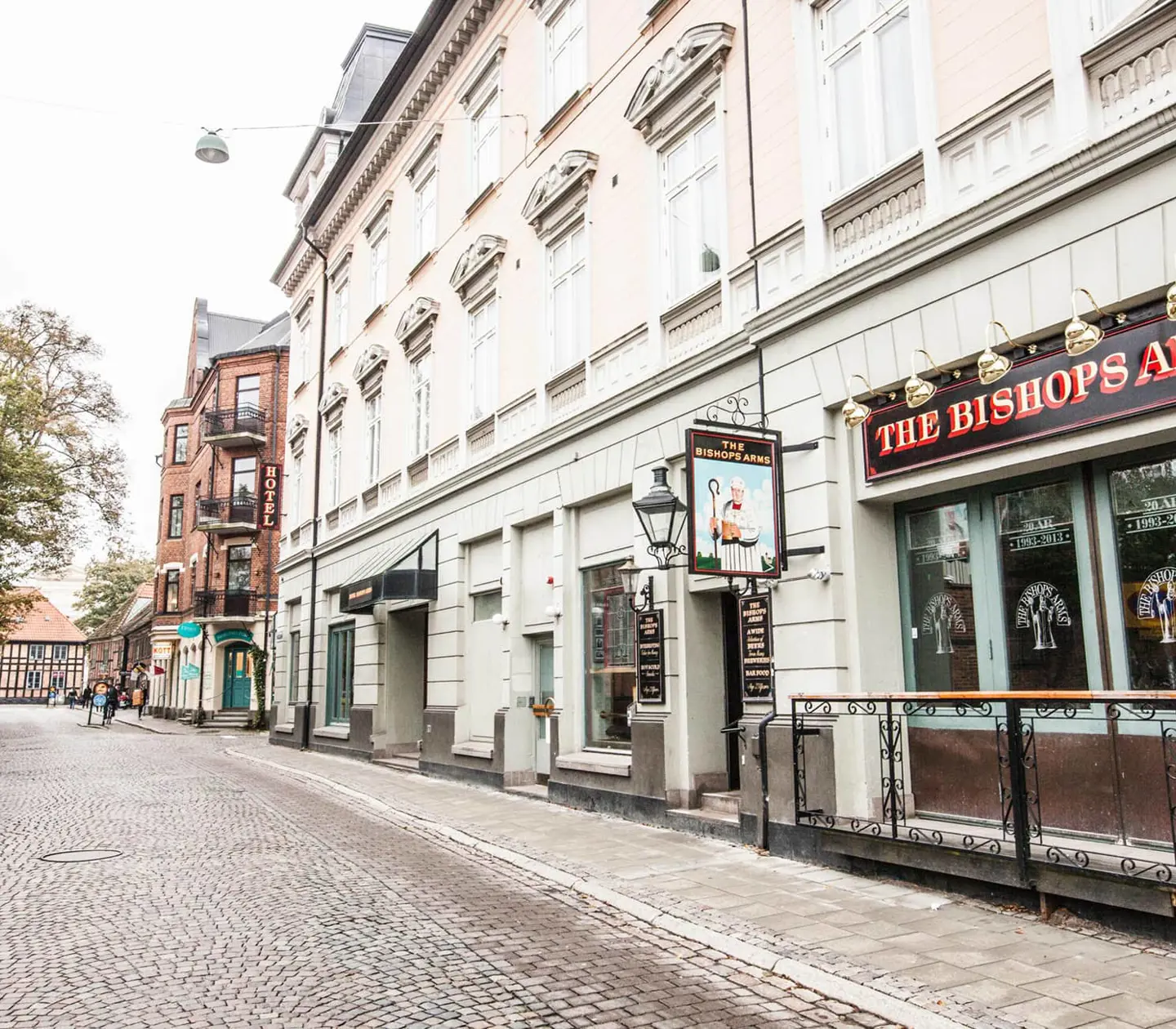 The facade of the Hotel Bishops Arms with Lund in the background