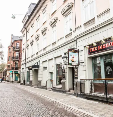 The facade of the Hotel Bishops Arms with Lund in the background
