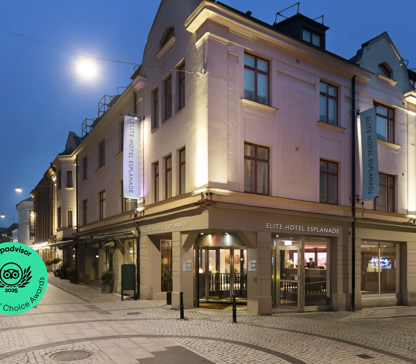 Fasaden av Elite Hotel Esplanade i skymning