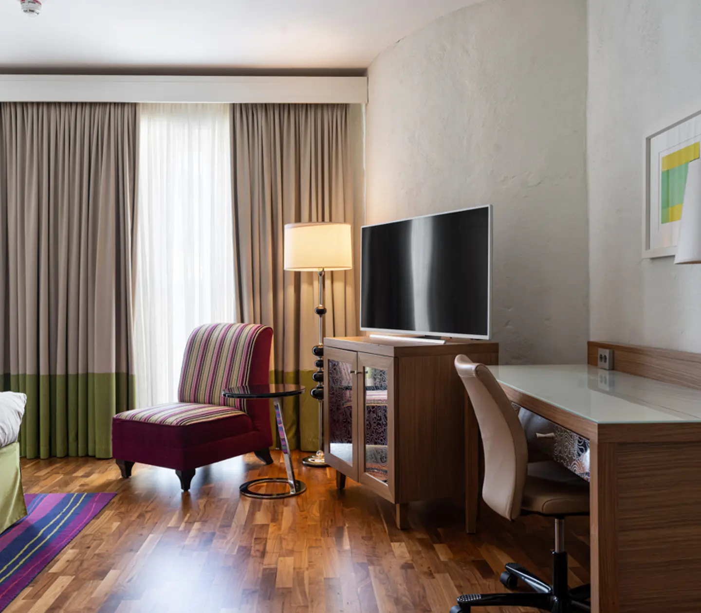 Hotellrum med dubbelsäng, och fönster