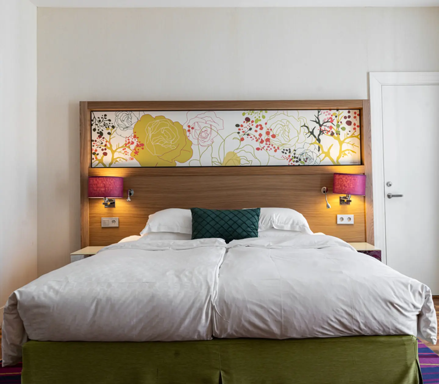 Hotellrum med tv, fåtölj och stora fönster