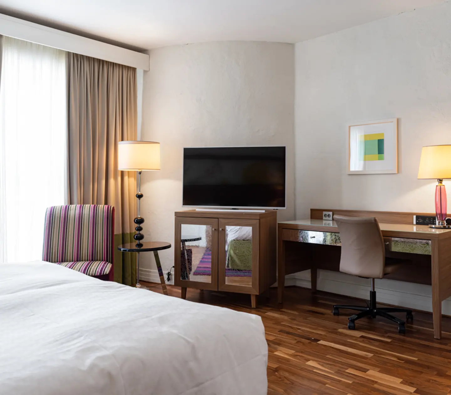 Hotellrum med dubbelsäng och tv