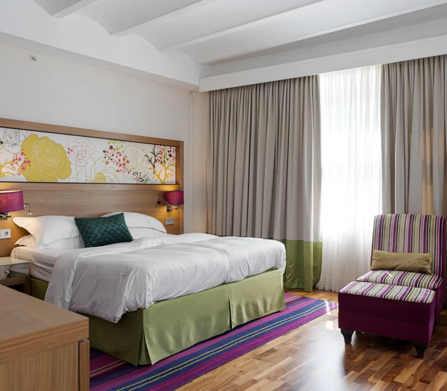 Hotellrum med dubbelsäng och garderob