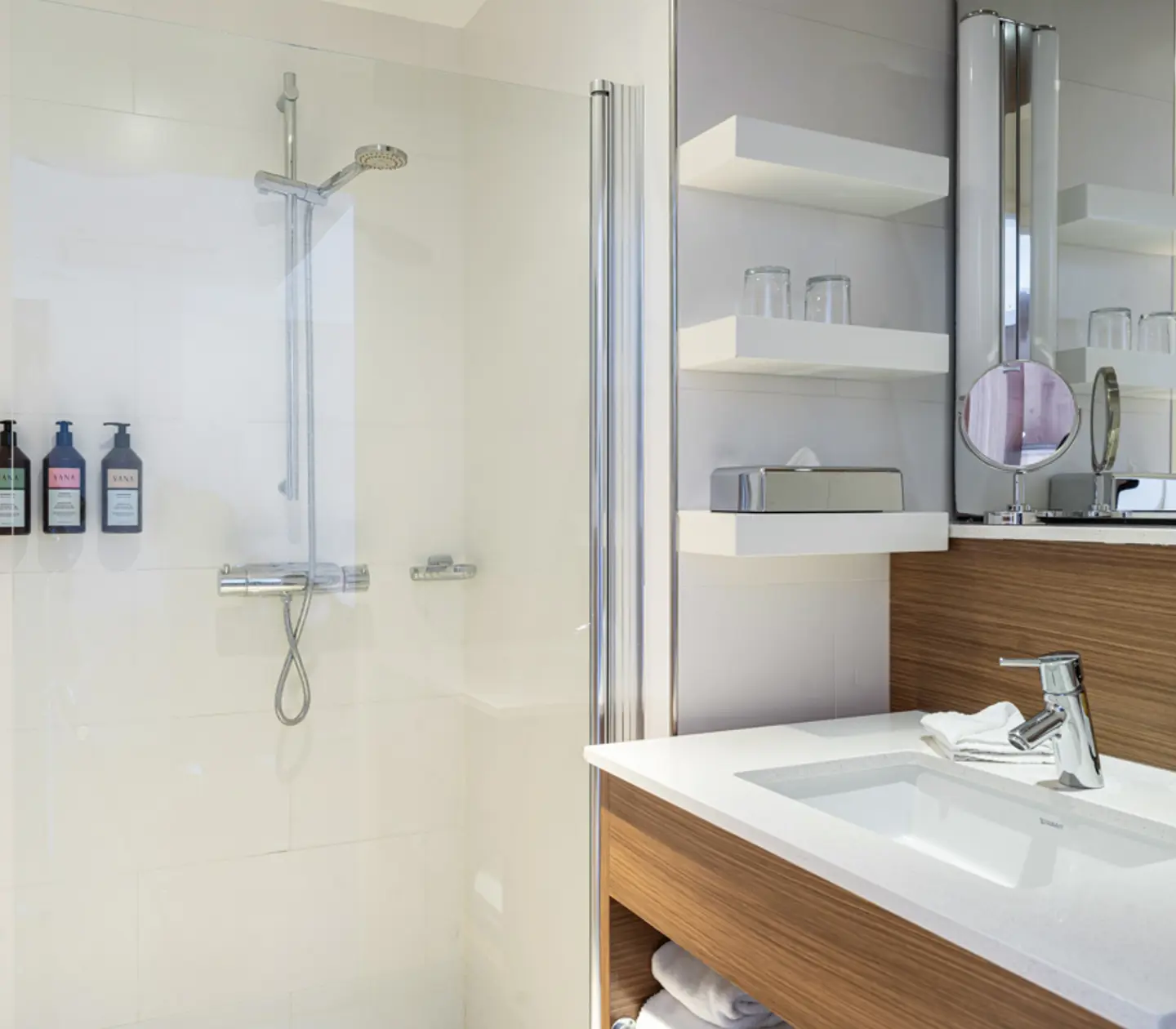 Hotellrum med skrivbord och fåtölj