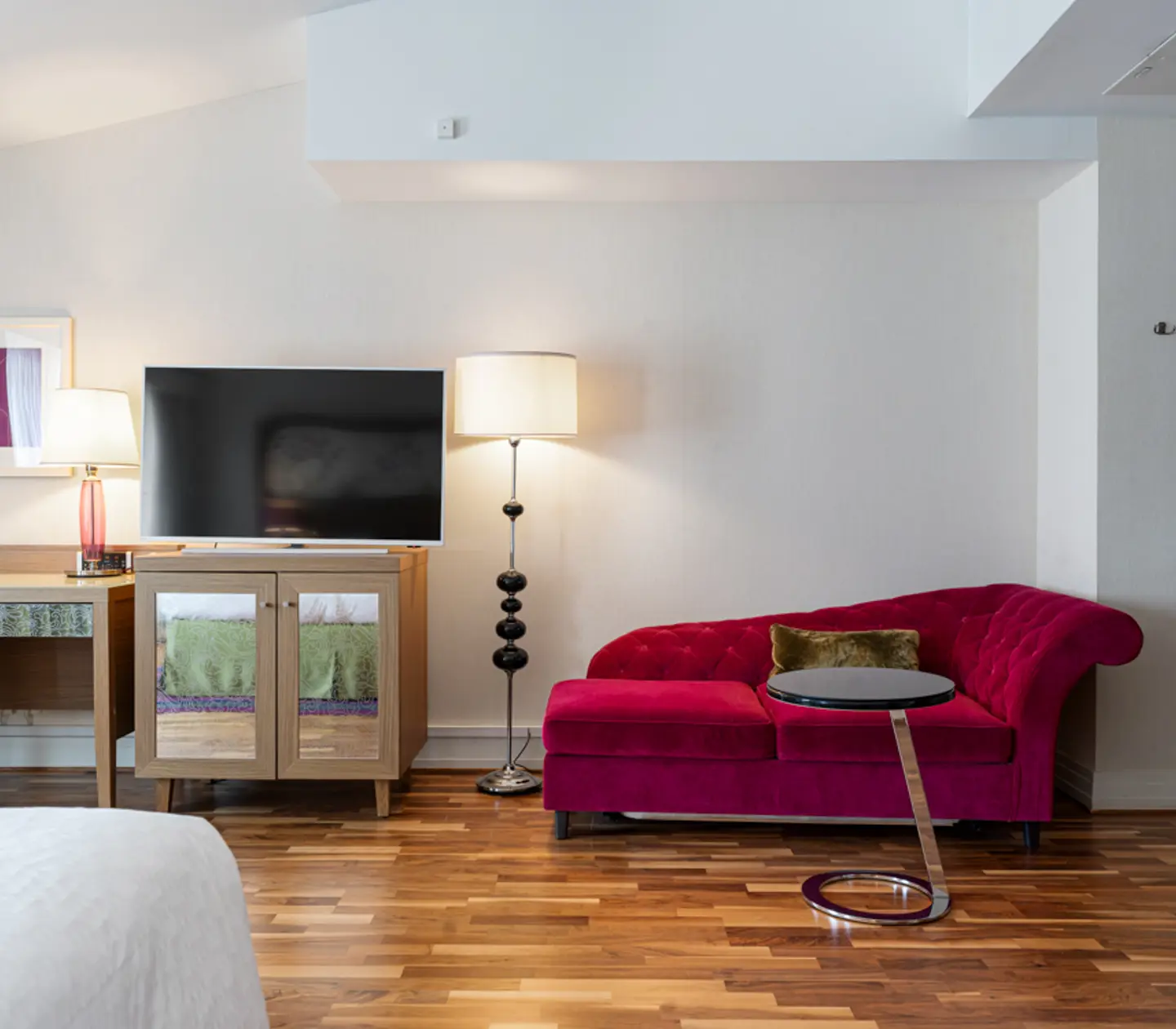 Hotellrum med dubbelsäng och fönster