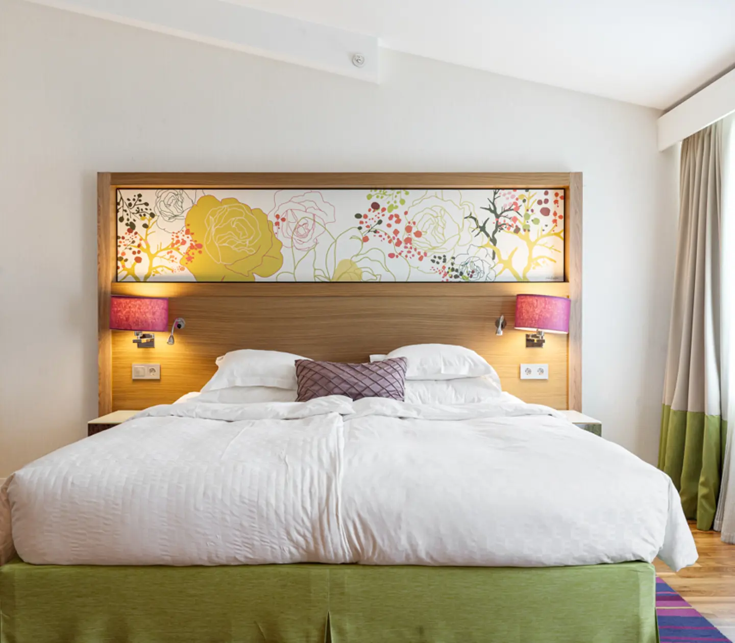 Hotellrum med dubbelsäng och fåtölj
