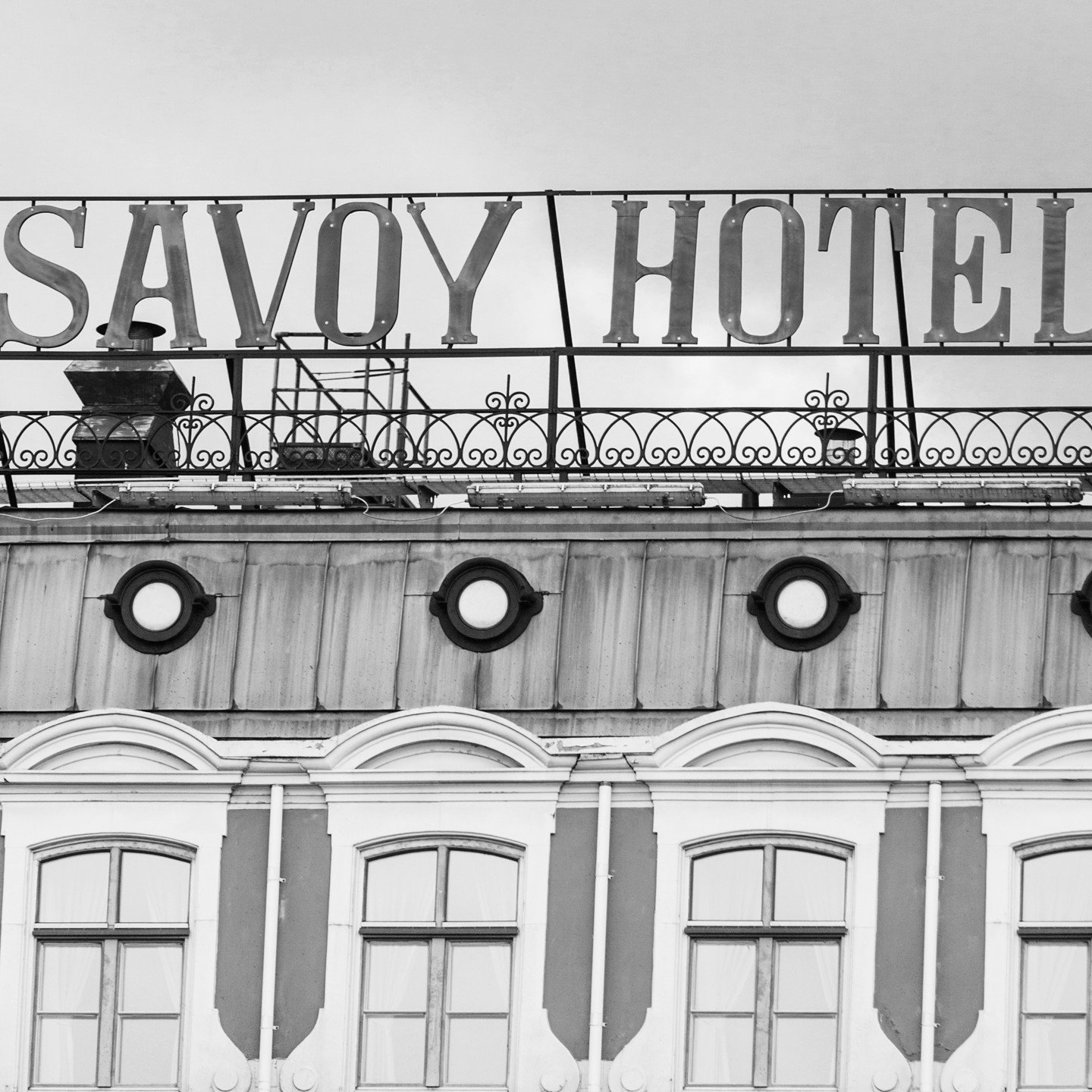 Närbild på gammal skylt på Savoy Hotel