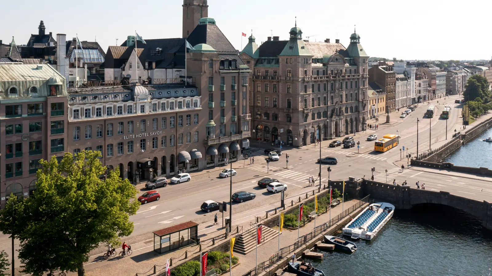 Fasad av Elite Hotel Savoy med vattnet framför