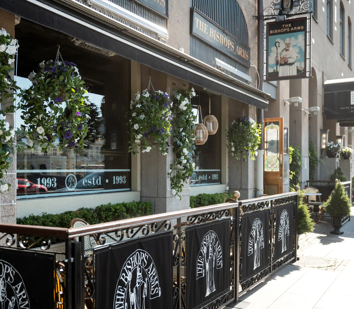 The Bishops Arms outdoor dining