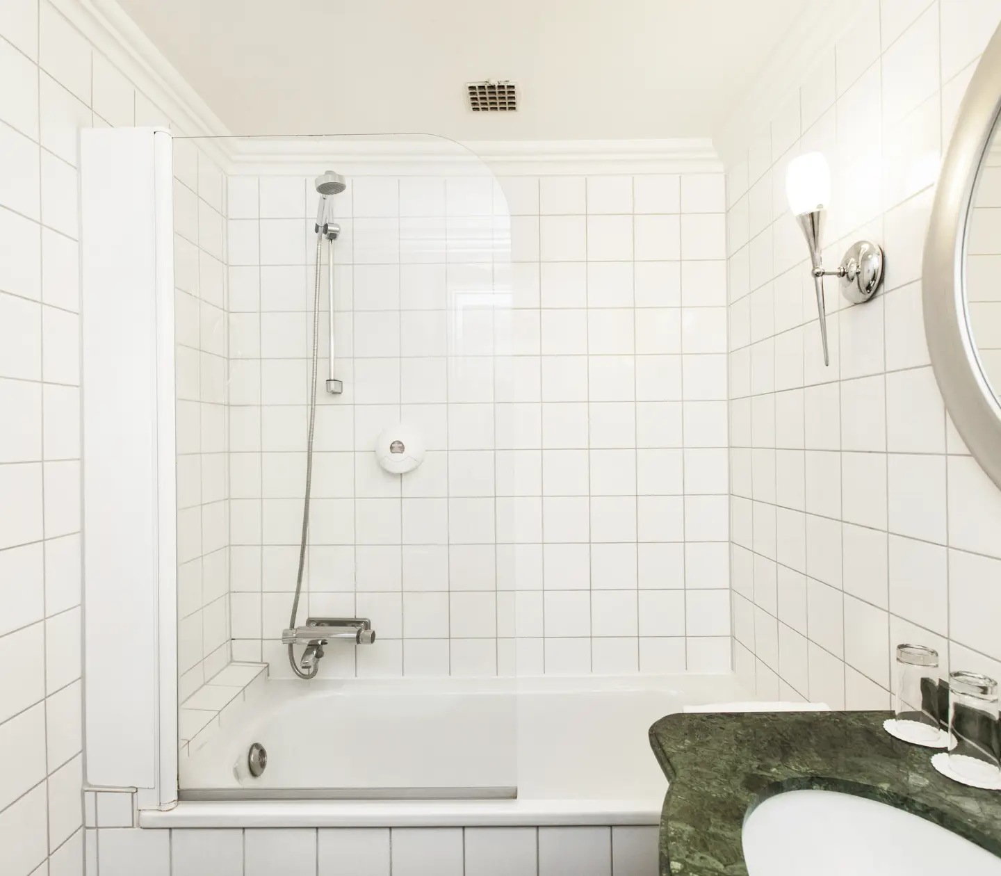 Bright bathroom with bathtub, sink and mirror