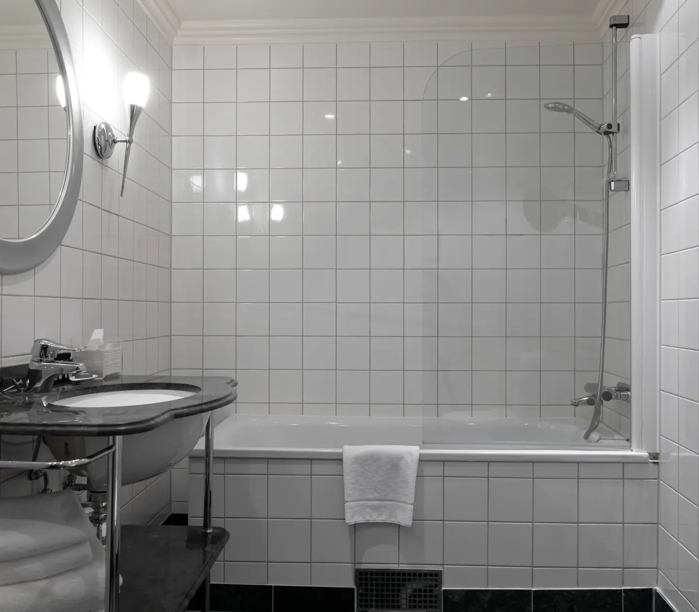 Bright bathroom with bathtub, sink and mirror