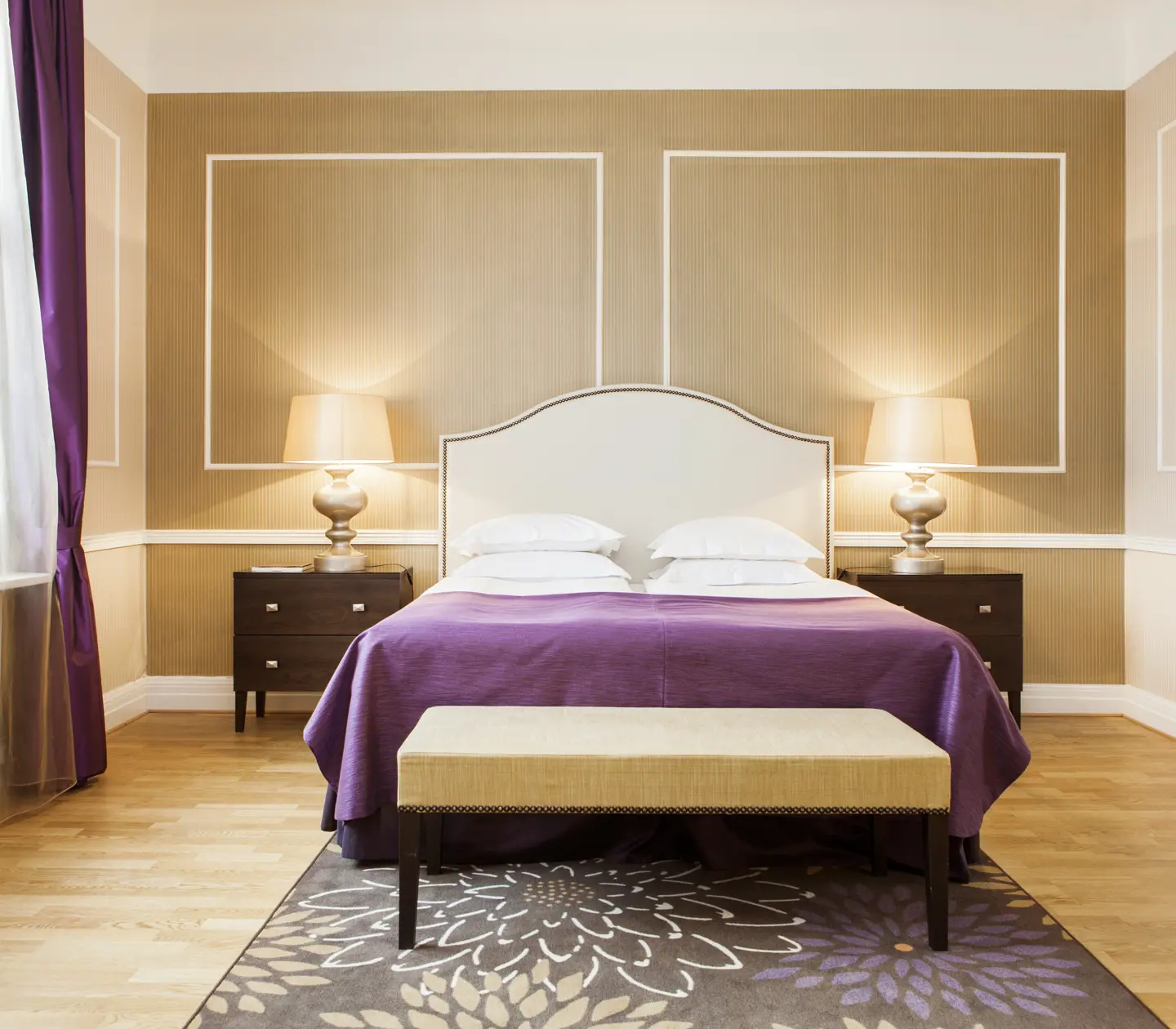 Suite with double bed, table lamps and window