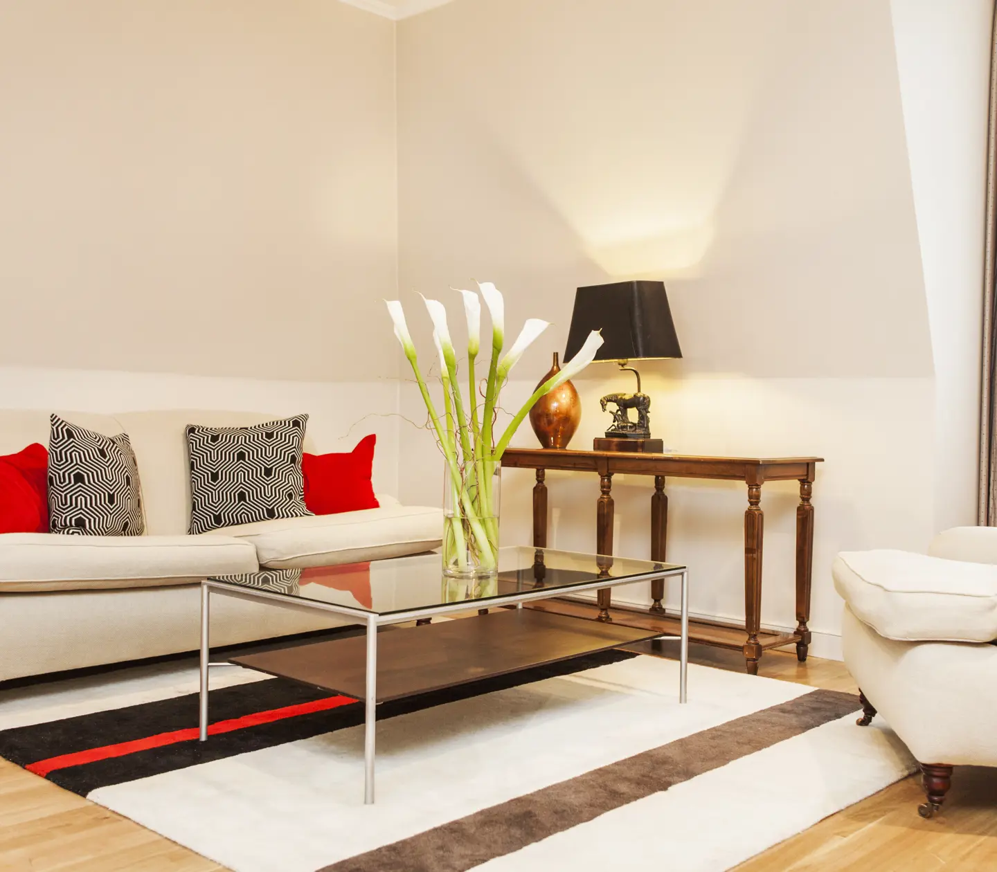 Suite with sofa group and bouquet