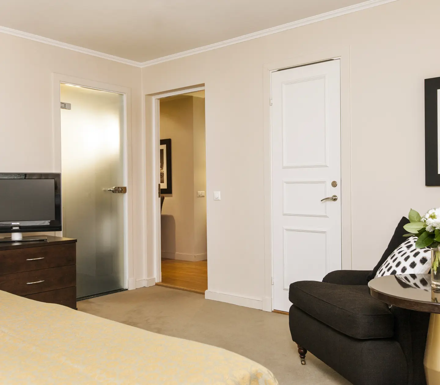 Suite with armchair, bouquet and TV