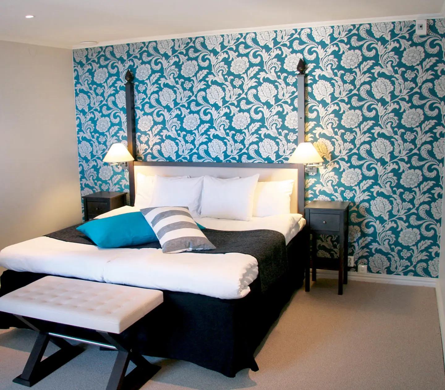 Suite with end wall and double bed