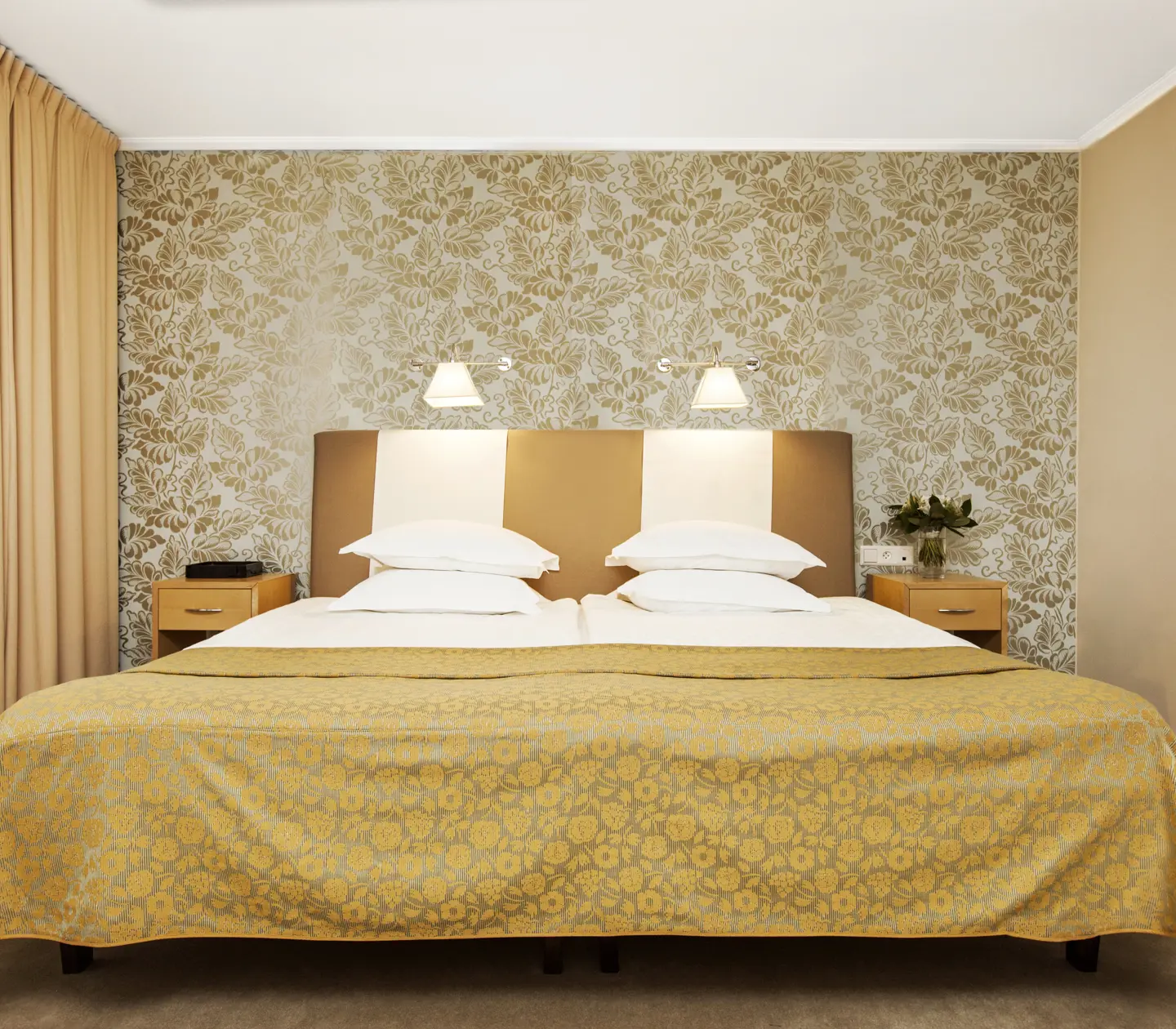 Suite with end wall, double bed and window