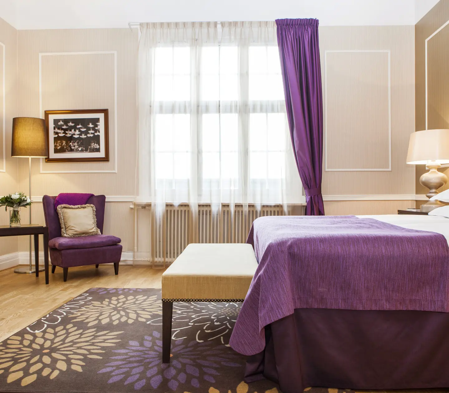 Suite with double bed, armchair and window