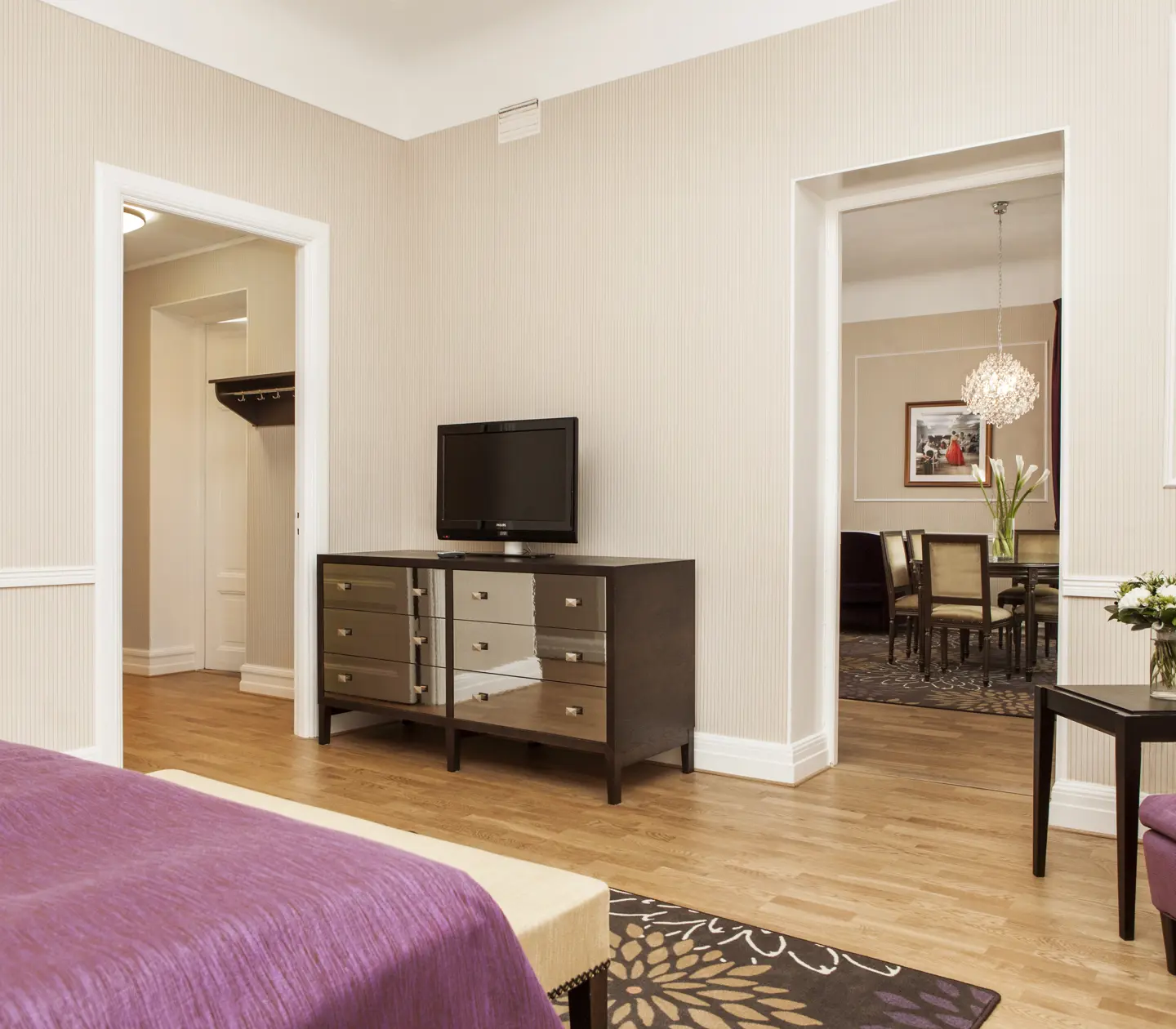 Suite with TV, armchairs and dining area