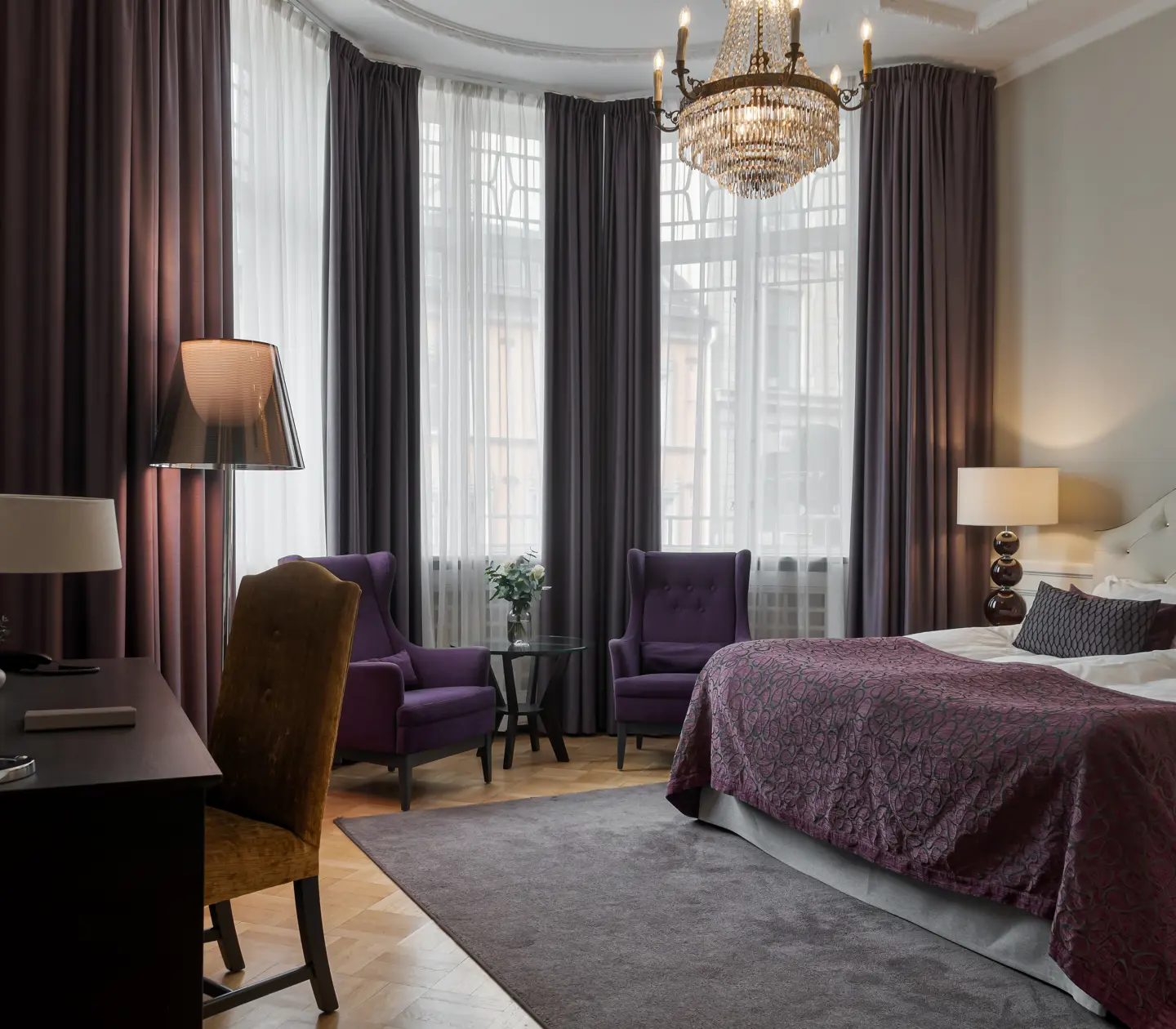 Suite with double bed, armchair and desk