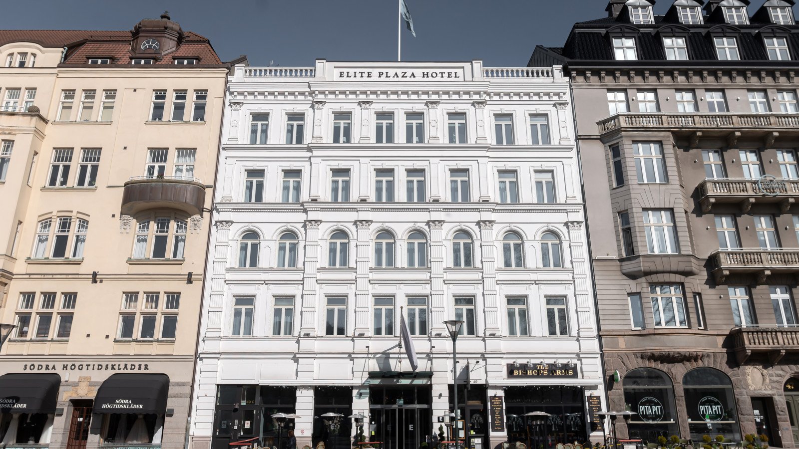 Vita fasaden av Elite Plaza Hotel i Malmö med shoppinggata framför