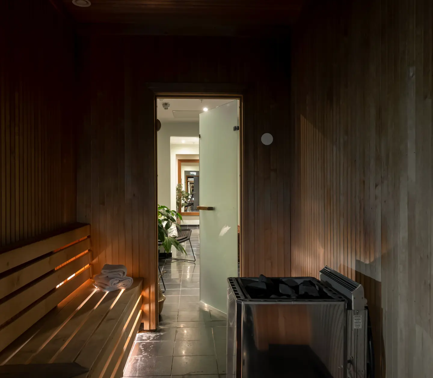 Sauna with seats and sauna unit