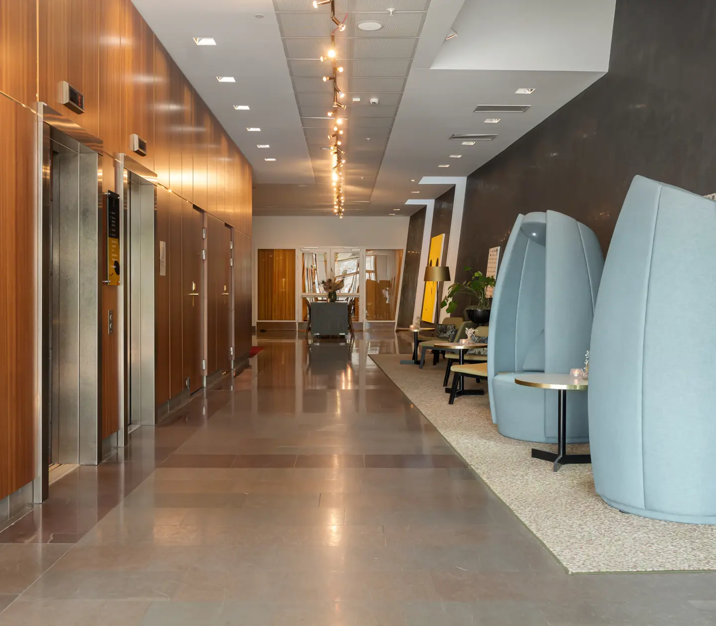 Hotel environment with lifts and seating